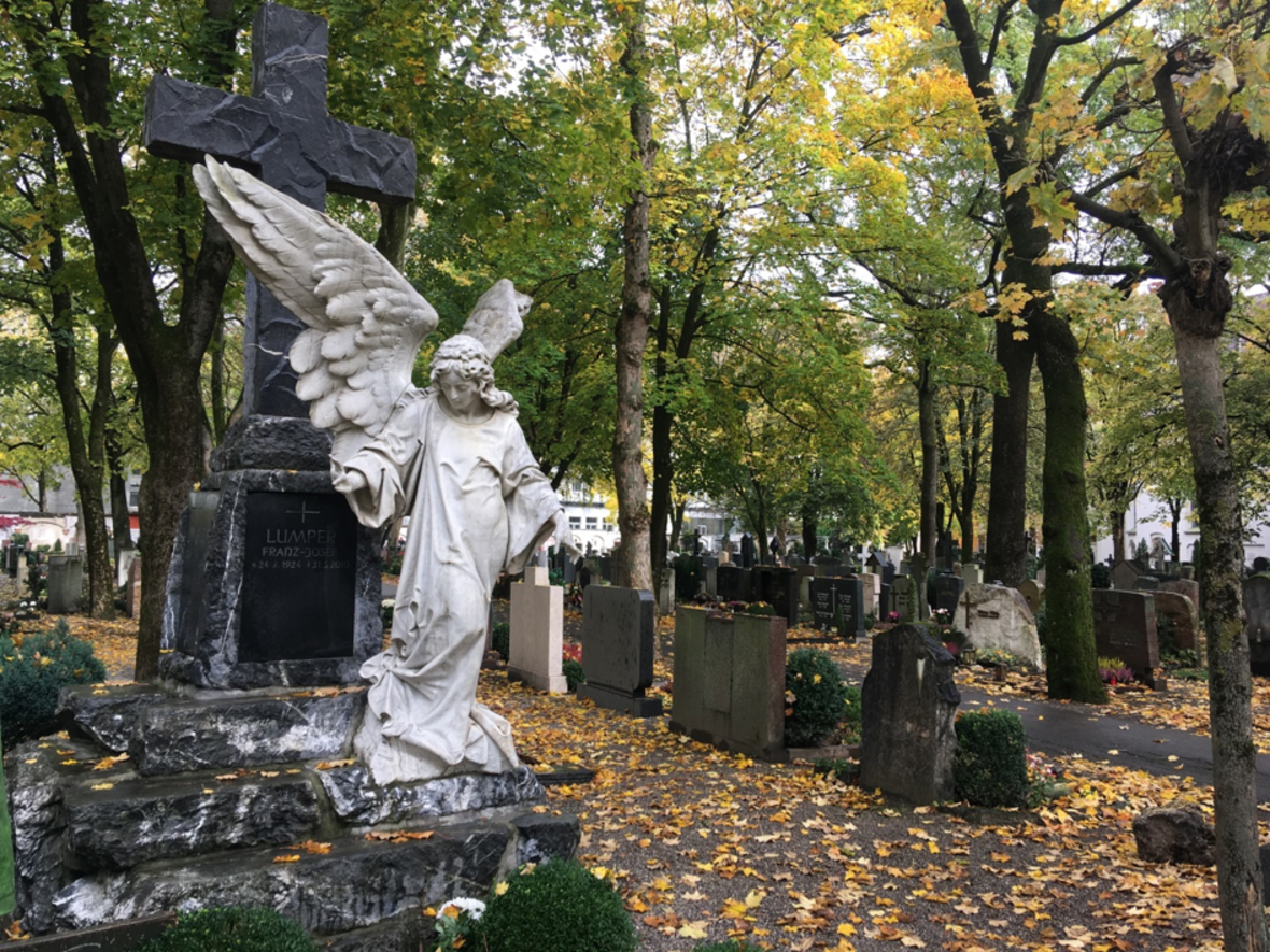 Engelgrabmal im Herbst