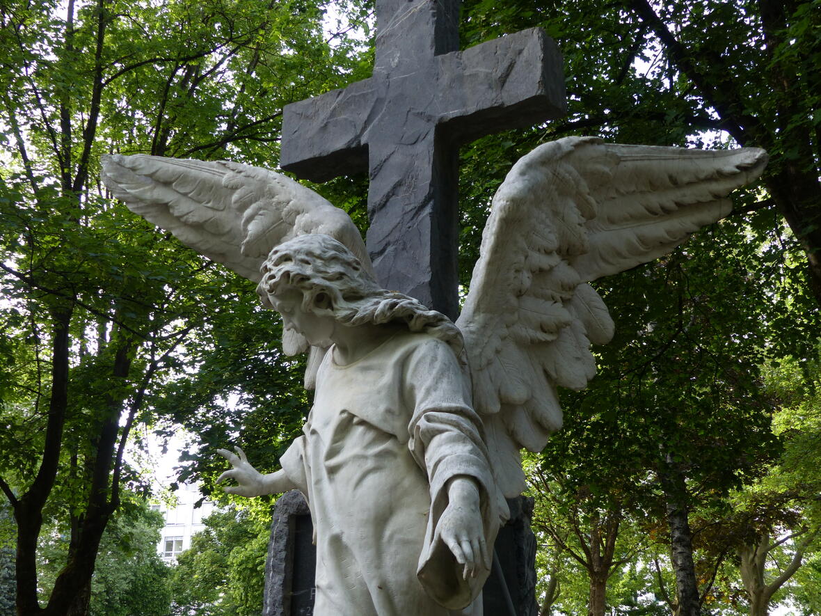 Engeldenkmal im Feld 10 auf dem Hermanfriedhof