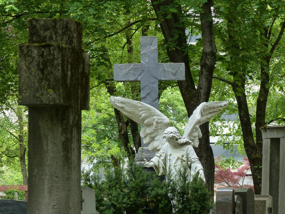 Engel im Feld 10 auf dem Hermanfriedhof