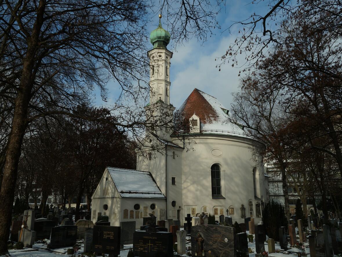Foto der Friedhofskirche St. Michael im Winter nach Schneefall