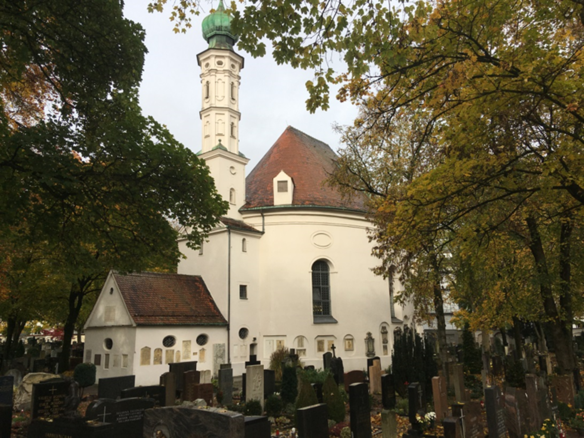 Bild der Friedhofskirche St. Michael im Sommer