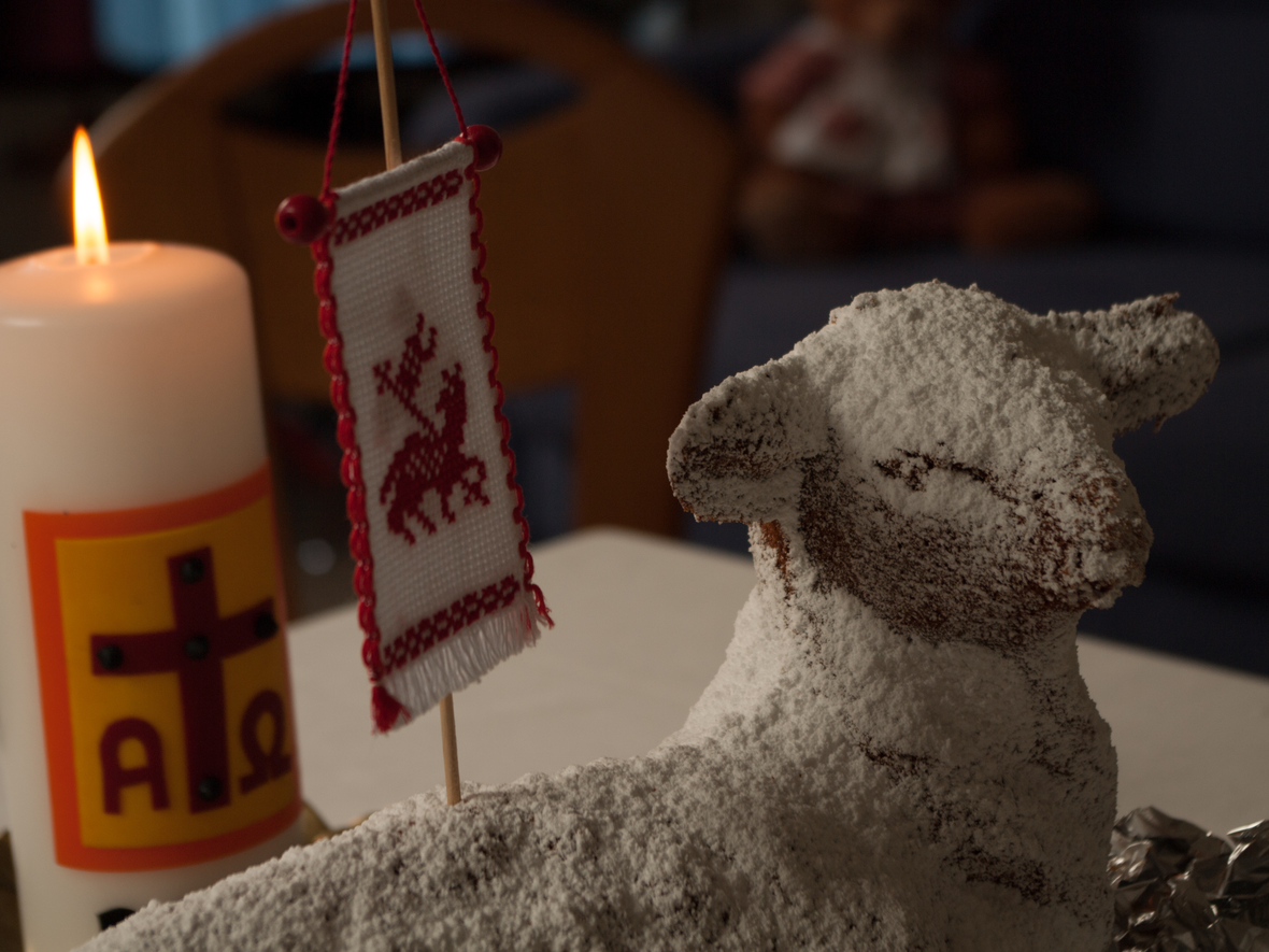 Osterlamm mit Osterkerze