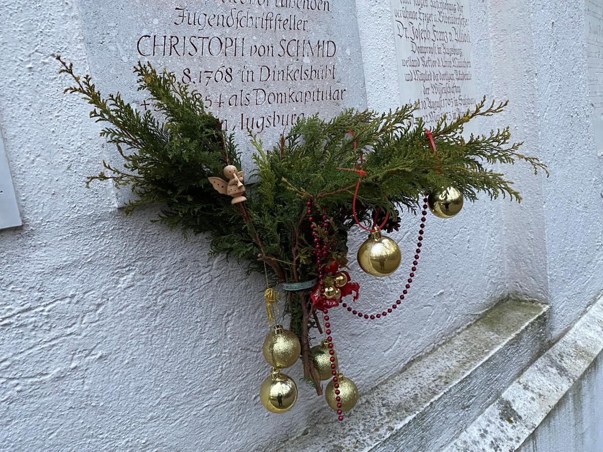 gedenktafel-an-der-rueckseite-der-friedhofskirche-st-michael